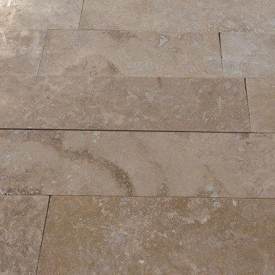 Csiszolt felületű travertin burkolat, tömített, 10 x vh x 1,2 cm