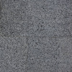 Szürke lángolt felületű gránit, 60x30x2 cm