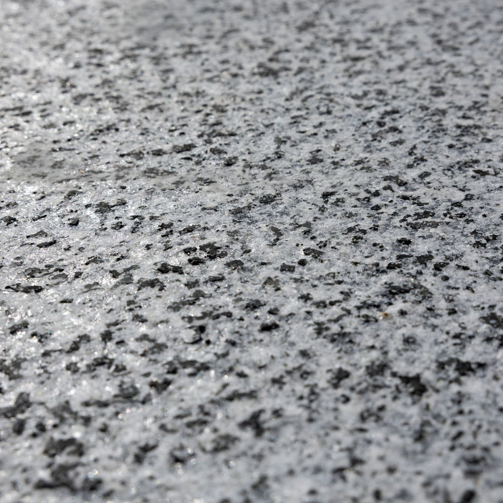 Szürke lángolt felületű gránit, 60x30x2 cm
